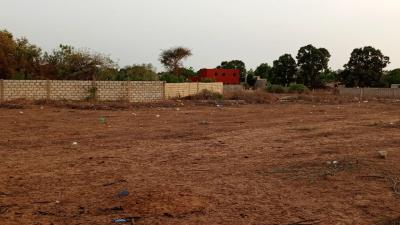 Terrain de 1000 mètres carrés à vendre à Ngué