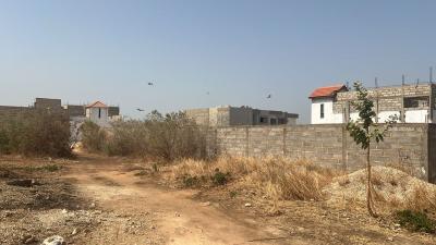 Terrain 300 mètres carrés à vendre à Nguérign