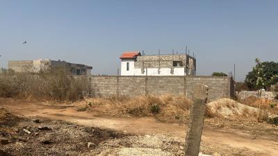 Terrain 300 mètres carrés à vendre à Nguérign